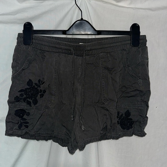 gray with black floral embroidery drawstring Knox Rose shorts size medium - Picture 1 of 3